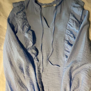 Intressekoll volangtopp - Kom privat om nu undrar något, använd 2 gånher, köptes i somras för 400 kr, passar dig med S också, jag är 174 cm