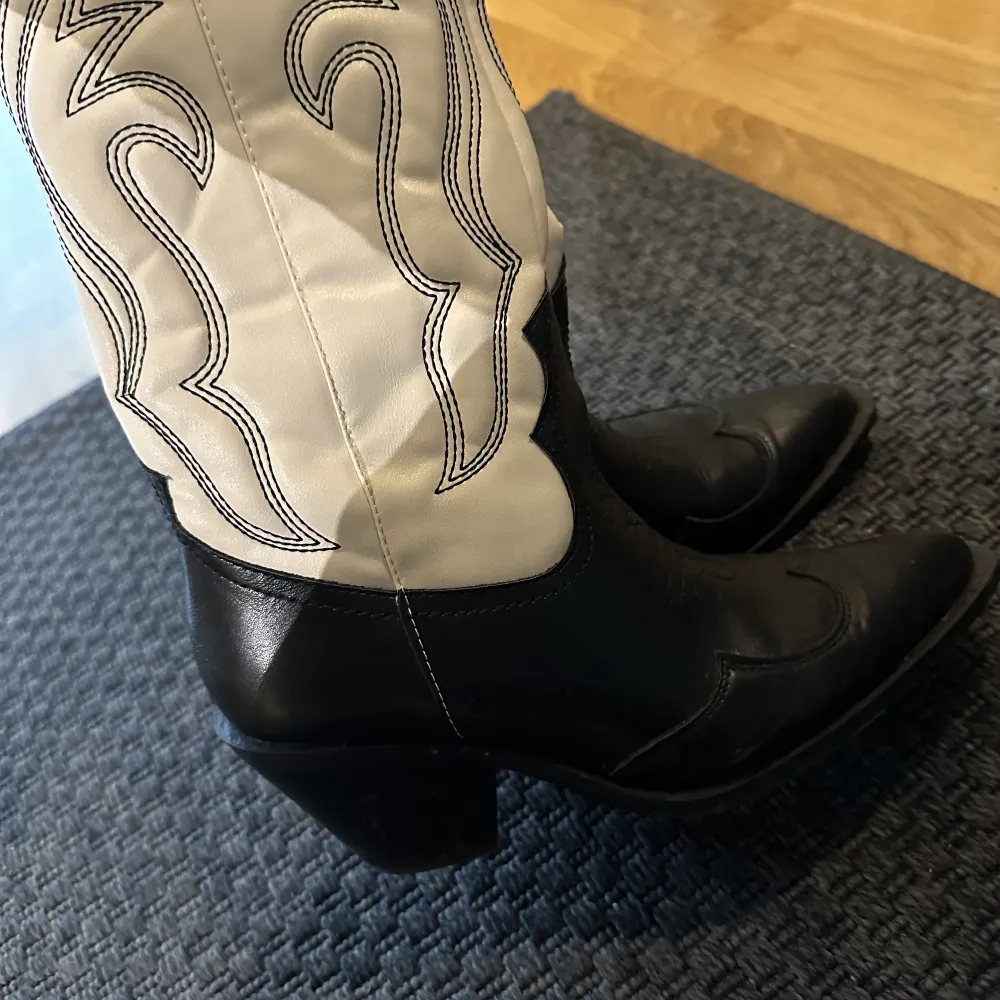 Cowboy boots från Stradivarius. Storlek 37. Väldigt bekväma och fint skick!. Skor.