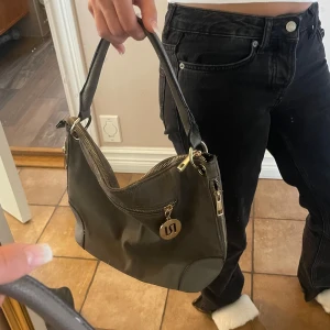 Handväska - Från river island. Superfin med guldiga detaljer och fack inuti. Dock så har utsidan skav på vissa ställen därav priset🤍