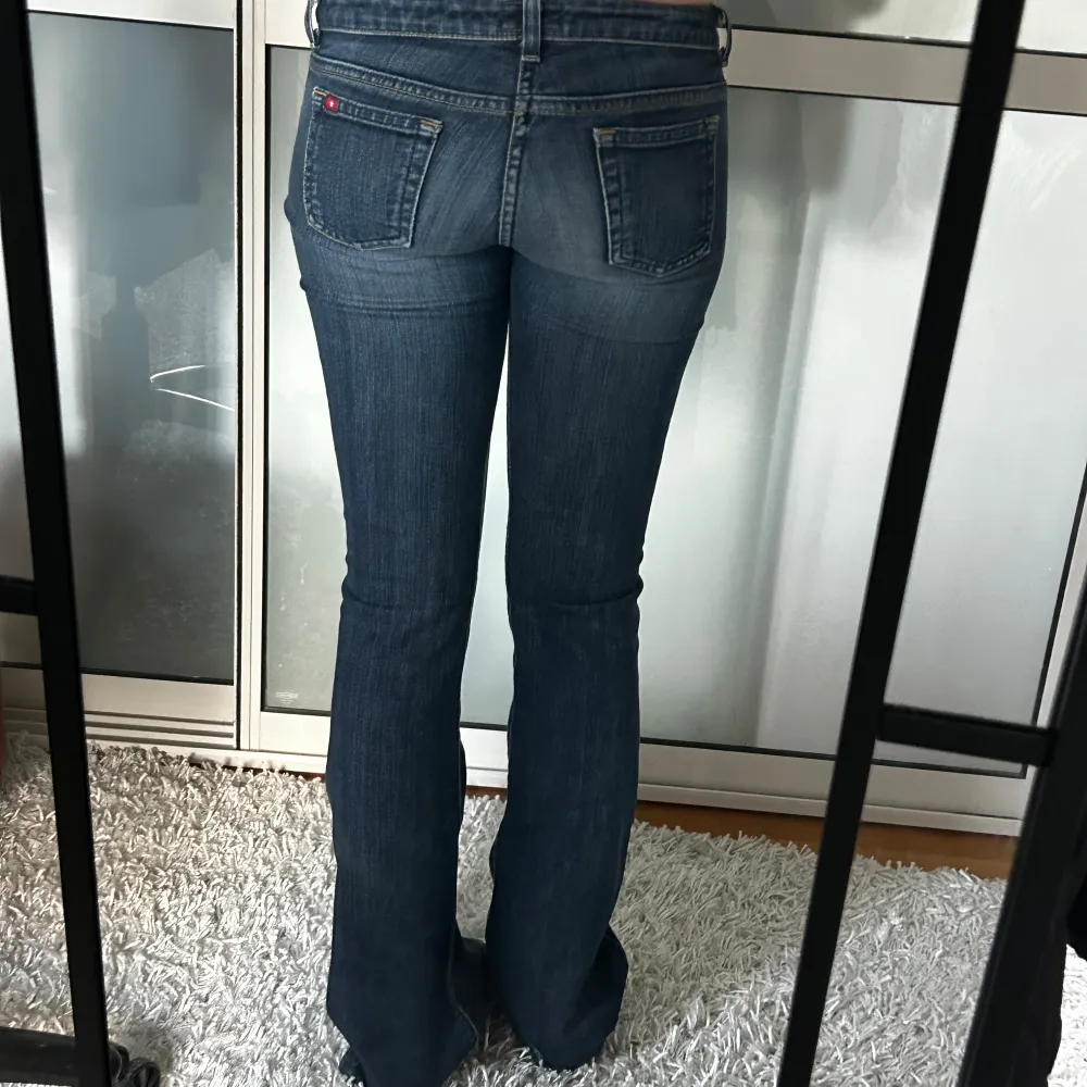 Super lågmidjade Bootcut jeans i storlek w26. Modell ”extra low” obs, för långa för mig därav ser man inte bootcutjeans så bra. Se bild 2 & 3. innerbenslängd: 82 midjemått:36. Köp sker via köp nu, jag postar inom 24h, kvar tills markerad såld ‼️. Jeans & Byxor.