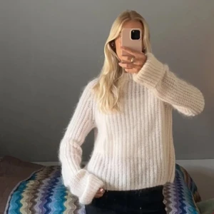 Stickad tröja med merinoull   - Sååå snygg o varm stickad tröja!! Innehåller merinoull!! Sååå perfekt till hösten❤️‍🔥❤️‍🔥