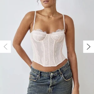 Korsett  - säljer denna super fina topp i färgen vit💕använt en gång om man vill ha mer bilder så skickar jag privat.💕