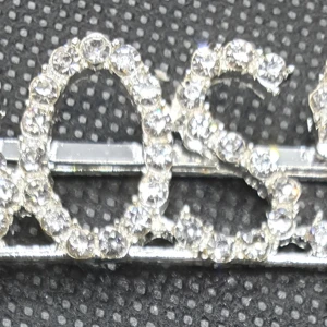 Hårspänne - Boss - Hårspänne med text, silverfärgad metall och kristaller. Fler sorter finns, se mina andra annonser.