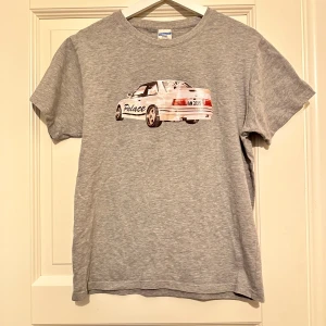 Palace T-shirt - Använd ett fåtal gånger så den är i bra skick.