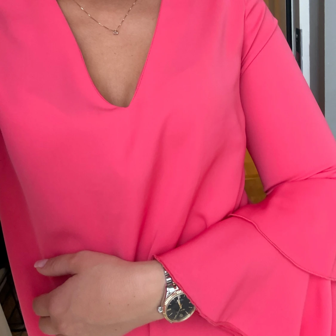 Rosa blus med volanger - 90