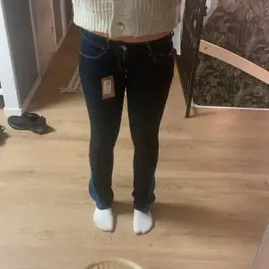 Säljer dessa lågmidjade bootcut hollister jeansen då de tyvärr är för små för mig skriv gärna om ni är intresserade eller undrar något 💕