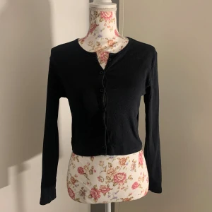 Långärmad tröja - sitter som en S. hör av er vid frågor