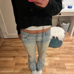 Lågmidjade jeans - Jättefina lågmidjade jeans från hollister. Säljer då de inte kommer till användning och är lite för korta. Innerbenslängden är 79cm och midjemåttet är 37cm rakt över. Skriv gärna för fler frågor❤️