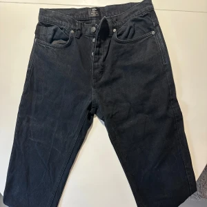 Neuw studio relaxed 31:32 - Hej, säljer dessa jeans då de blivit för små. Storlek 31:32 i passformen studiorelaxed. Svart/blå färg på dem. Använda 2-3 gånger.