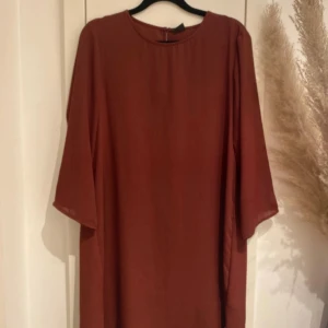 Tunika - Lika/vinröd tunika med lite kortare ärmar och slits nertill på vardera sida från Gina Tricot i Stl 38