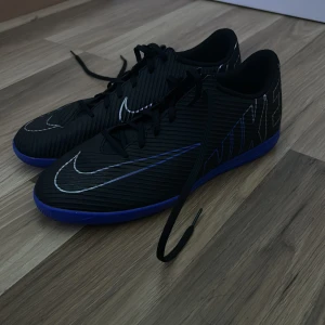 Nike fotboll inomhus skor - Mycket bra skick, 10/10 Använd 2 gånger  Storlek: 42,5