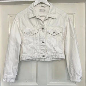 Vit croppad jeansjacka från Ginatricot  - Vit croppad jeansjacka från Ginatricot. Storlek XS. Fint skick. 