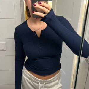 Långärmad - Mörkblå långärmad men knappar upptill. Super skönt material💙💙