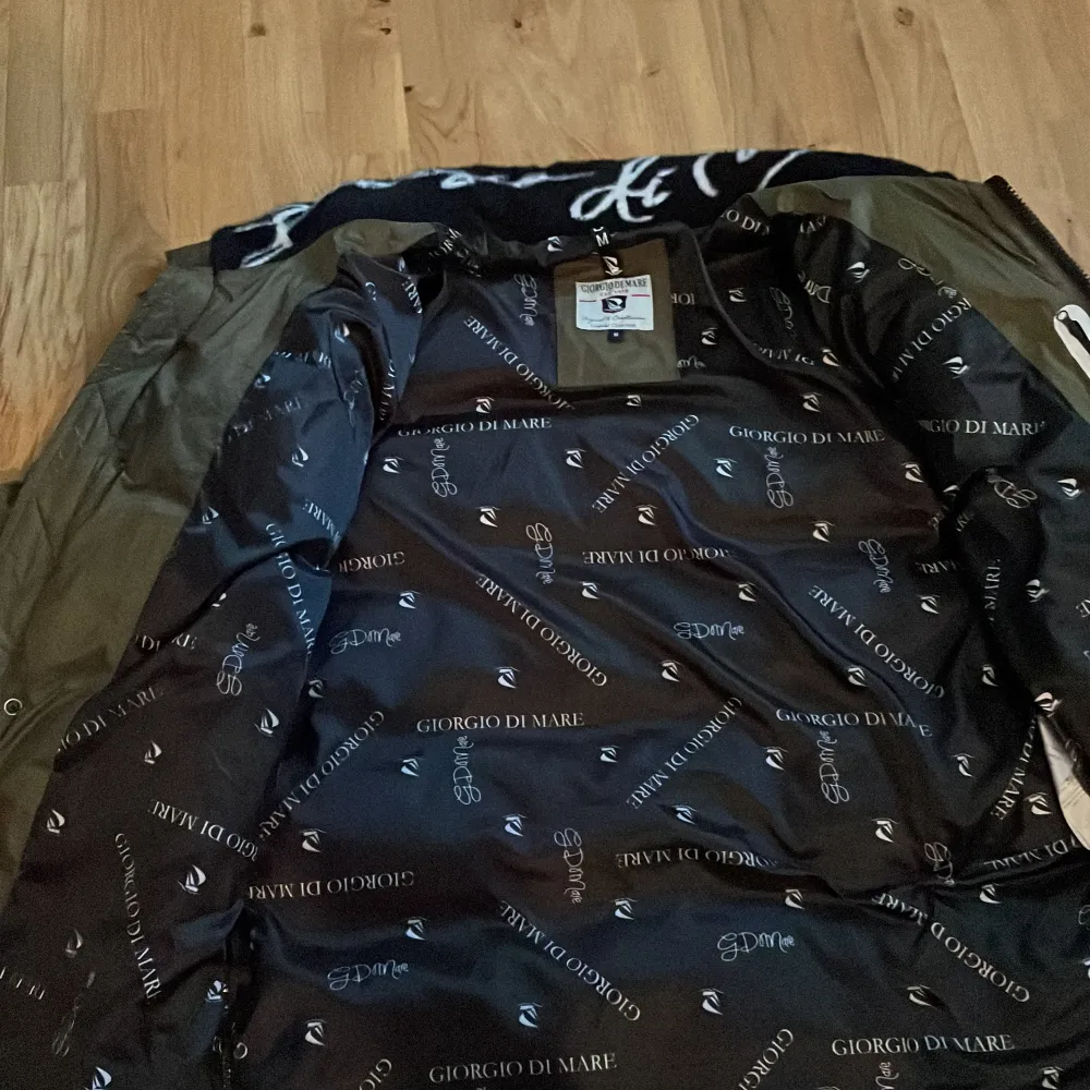 Giorgio di mare puffer jacket Vara går för 3500kr Men säljer den för 1000kr Inget fel med den, den är perfekt för vintern håller dig väldigt varmt Storlek M Säljer den för 1000 . Takit.
