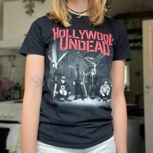 T-shirt med Hollywood Undead-tryck. Bra skick, sparsamt använd!