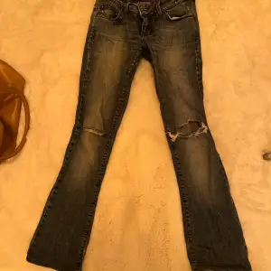 Bootcut jeans från Jaggy. Hade förut hål i skrevet men är ihopsydda.  Storlek: 42 (känns som 36/S) Innerbenslängd: 78 cm