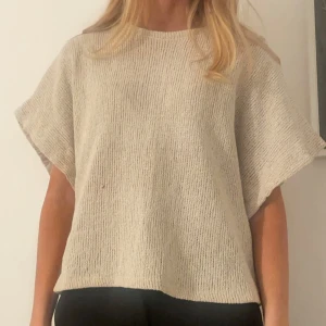 Zara tshirt  - Zara tshirt med en liten defekt(hålet på framsidan) men inget man tänker på🩷 jättefin och slutsåld!