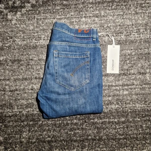 Dondup Jeans  - Tjena! Säljer ett par riktigt schyssta dondup jeans i modellen George. Skicket på jeansen är 9.5/10. Har du några frågor eller funderingar så hör av dig // IC_RESELL 