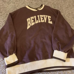 Brun/beige tjocktröja - Tröjan är jättestilig och är oversized, perfekt för hösten och vintern.  Använd bara några gånger men syns inte alls.