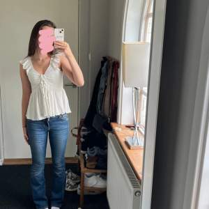 Säljer dessa helt underbara jeans från Gina eftersom de inte längre passar. Inga defekter och i nyskick Original pris 499.95 men säljer för 250kr. Innerbenslängd ca75cm Midjemått rakt över ca29cm Tveka inte att höra av er om frågor och funderingar💕