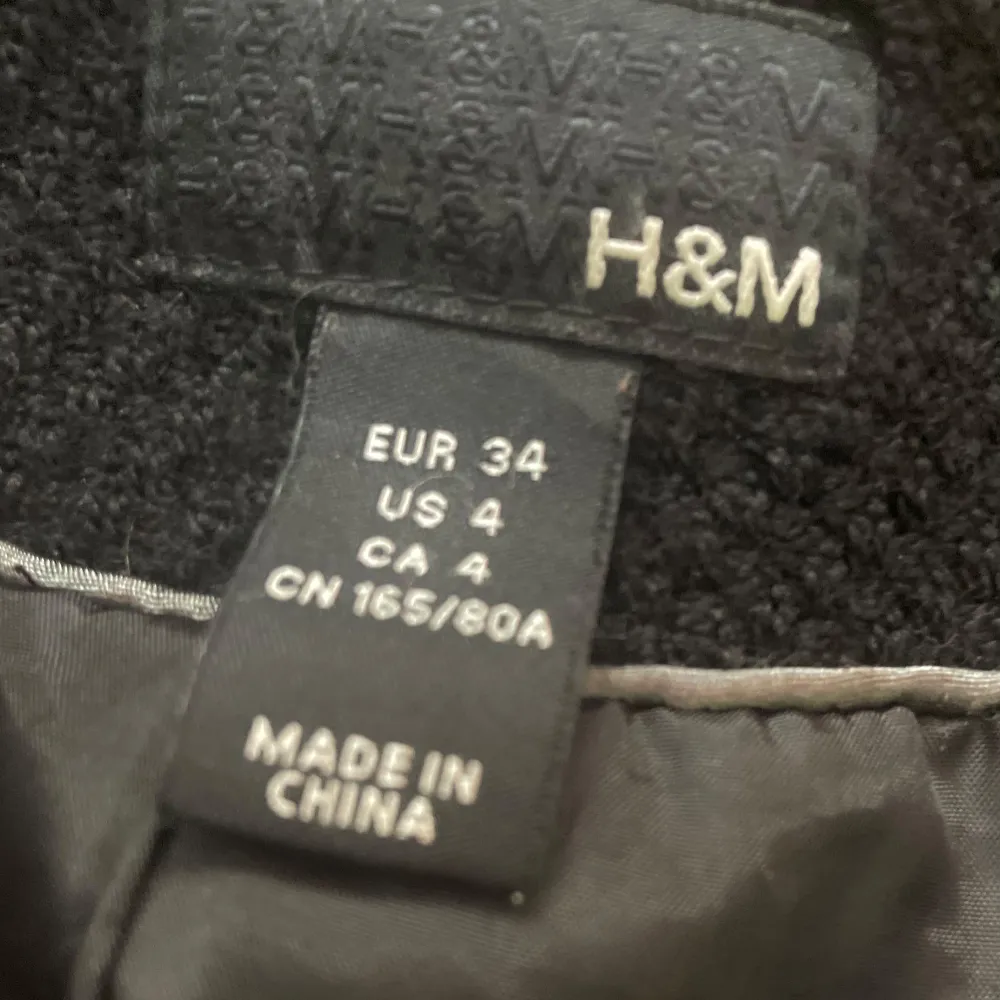 Säljer en snygg svart kappa från H&M i storlek 34. Den har långa ärmar och ett bälte i midjan för en fin passform. Perfekt för höst och vinter! Kappan har knappar framtill och är i ett stilrent och klassiskt snitt.. Takit.