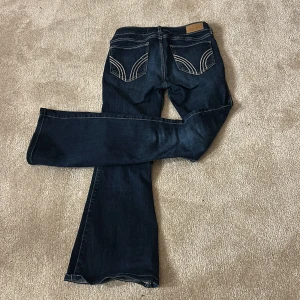 Mörkblå jeans från Hollister  - Säljer dessa as snygga mörkblå jeans från Hollister i modellen 'Low-Rise Vintage” efter som att de var för korta för mig (170cm). De är väldigt låga i midjan 💞Jeansen är i mjukt stretchmaterial vilket gör dem superbekväma att ha på sig till vardags 