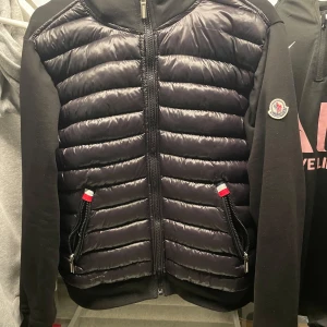 Moncler cardigan xs - Bra skick inte använt så mycket Ett lagat hål därav priset Är xs och passar runt 170cm