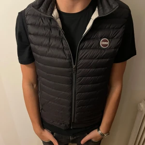 Colmar väst - En väldigt fin Colmar bäst i väldigt bra skick som är sparsamt använd storleken är M/48 men sitter om en S har ni fler frågor är det bara att höra va sig