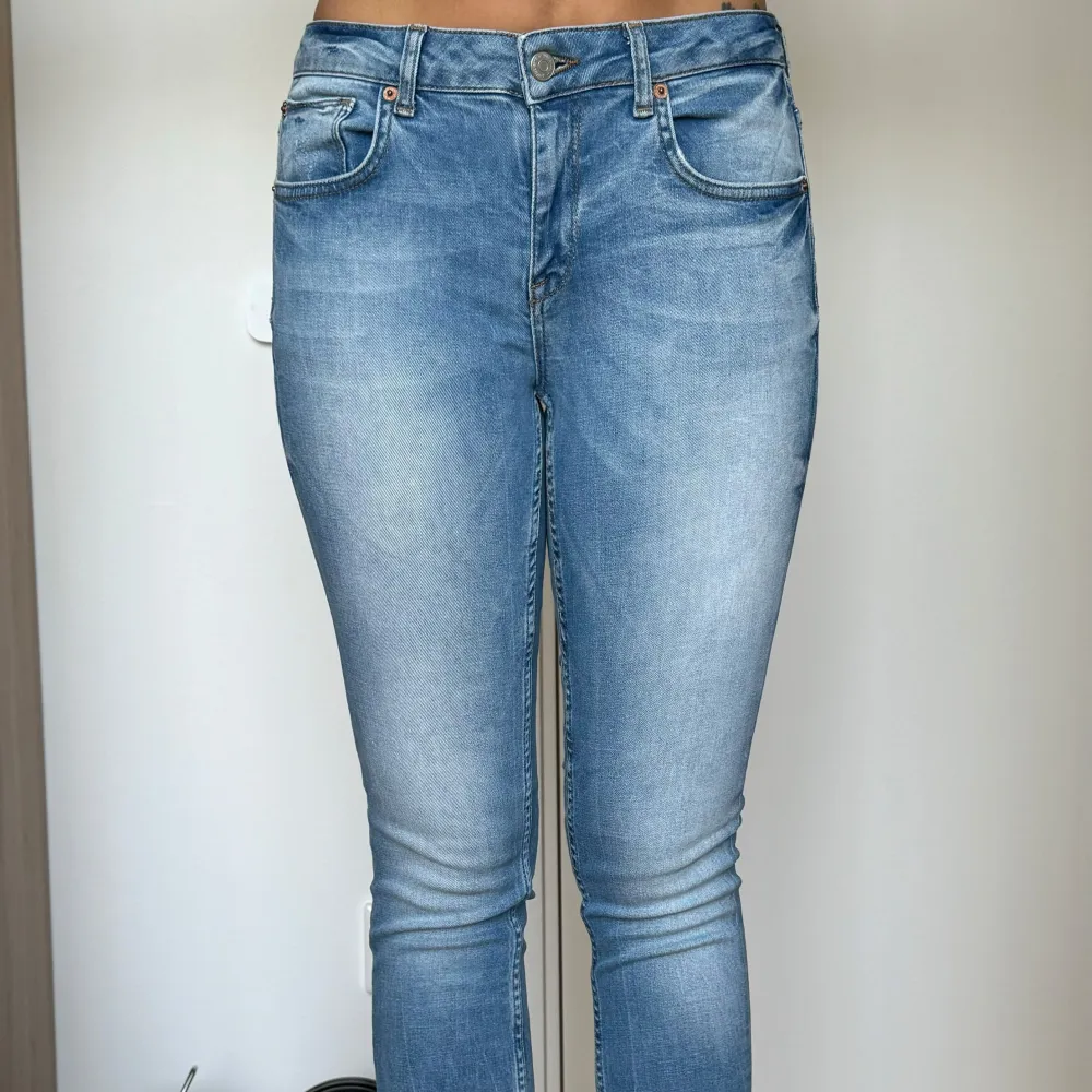 Ljusblåa jeans från Gina tricot i modellen Kristen i storlek 30/34  Inköpa för ett par år sedan men de är aldrig använda så de säljs pga för långa gör mig som är 169cm . Jeans & Byxor.