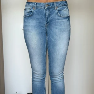 Gina tricot jeans - Ljusblåa jeans från Gina tricot i modellen Kristen i storlek 30/34  Inköpa för ett par år sedan men de är aldrig använda så de säljs pga för långa gör mig som är 169cm 
