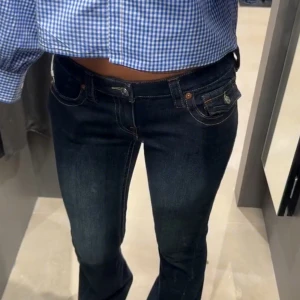 True Religion jeans 🫶 - Ett par mörkblåa true religion jeans! 🫶strl 27 i modellen Billy, dem är bootcut, lågmidjade och sitter superfint 🎀 ganska sparsamt används och är i bra skick 🫶🫶 (pris går diskuteras, första bilder inte mina 🤍)