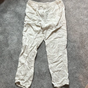 Beige linnebyxor med snörning - Säljer ett par lite bredare bekväma och luftiga beige linnebyxor.