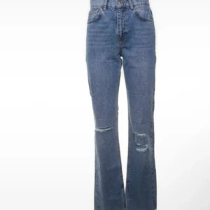 Bootcut jeans  - Snygga jeans!                   Obs! Har en lite slits som enkelt går att sy ihop!