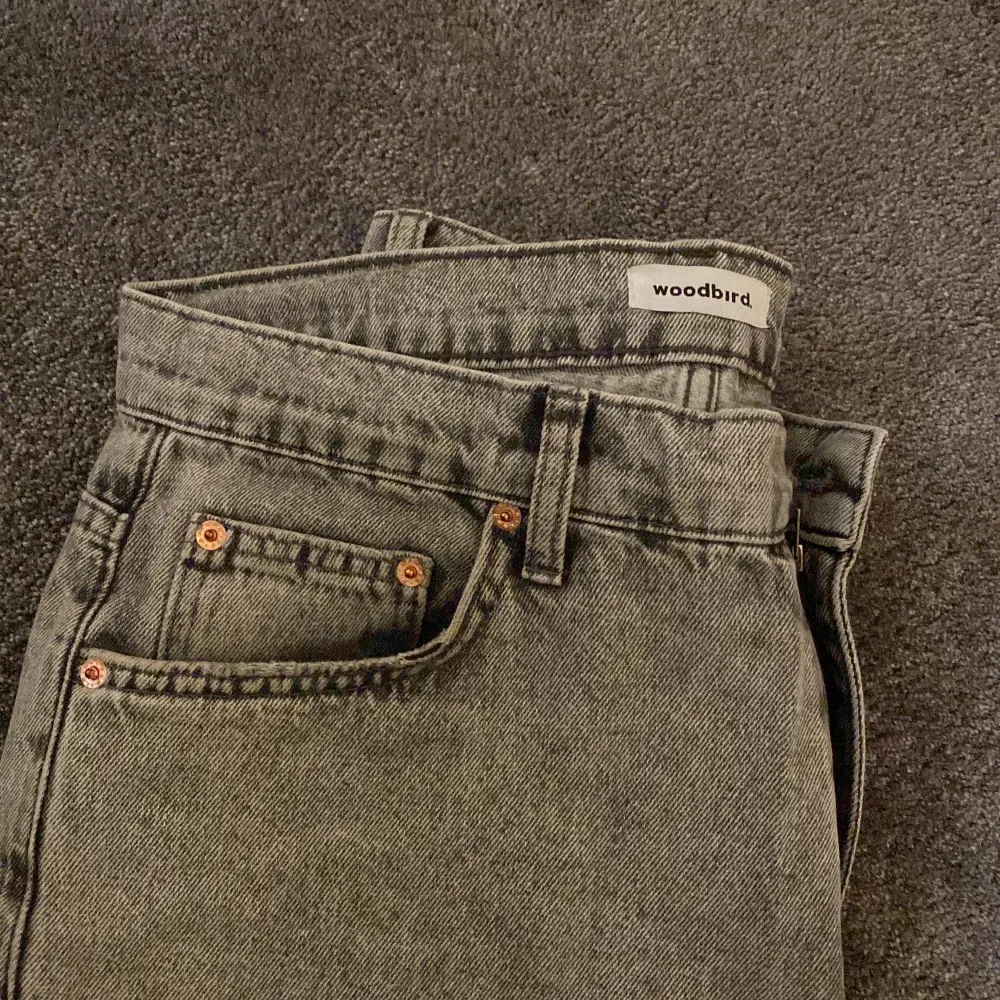 Storlek 31/32, ljusgråa woodbird jeans. Skick 9/10, nästintill oanvända.  . Jeans & Byxor.