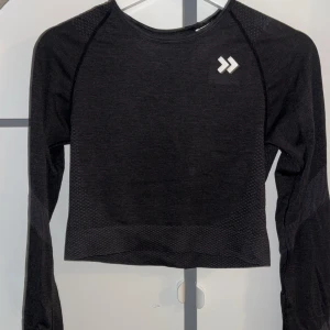gymtröja  - super skön gym tröja som inte kommer till användning. super bra skick!