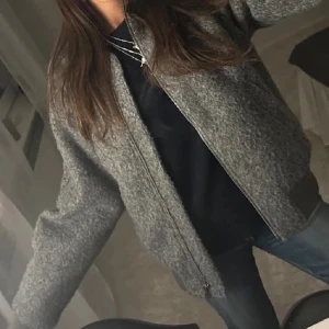 Höst jacka - Säljer denna jättefina ”bomberjacka” från hm som inte säljs längre. Är xxs men passar mig som har s i vanliga fall💕