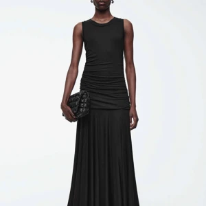 Cos klänning  - Jättefin klänning från Cos, använd en gång så i nyskick💗