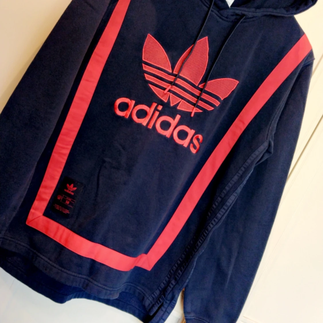 Marinblå hoodie från Adidas