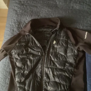 Peak performance hybrid jacka storlek M - 8/10 skick väldigt bra vår jacka/höst 