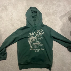 Grön Ralph Lauren hoodie i gott skick  - Säljer denna gudomliga hoodie för endast 1500kr och pris kan diskuteras, säljer den då ja behöver pengar för ja är fattig. Endast använd fåtal gånger. Nypriset ligger på ca 3000kr och ja säljer den för de halva 
