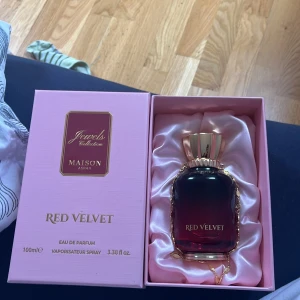 Red velvet parfym - Endast sprutad 5 gånger. Orginal pris 450. Kan även sälja på Vinted om någon är intresserad(frakten där är billigare) 