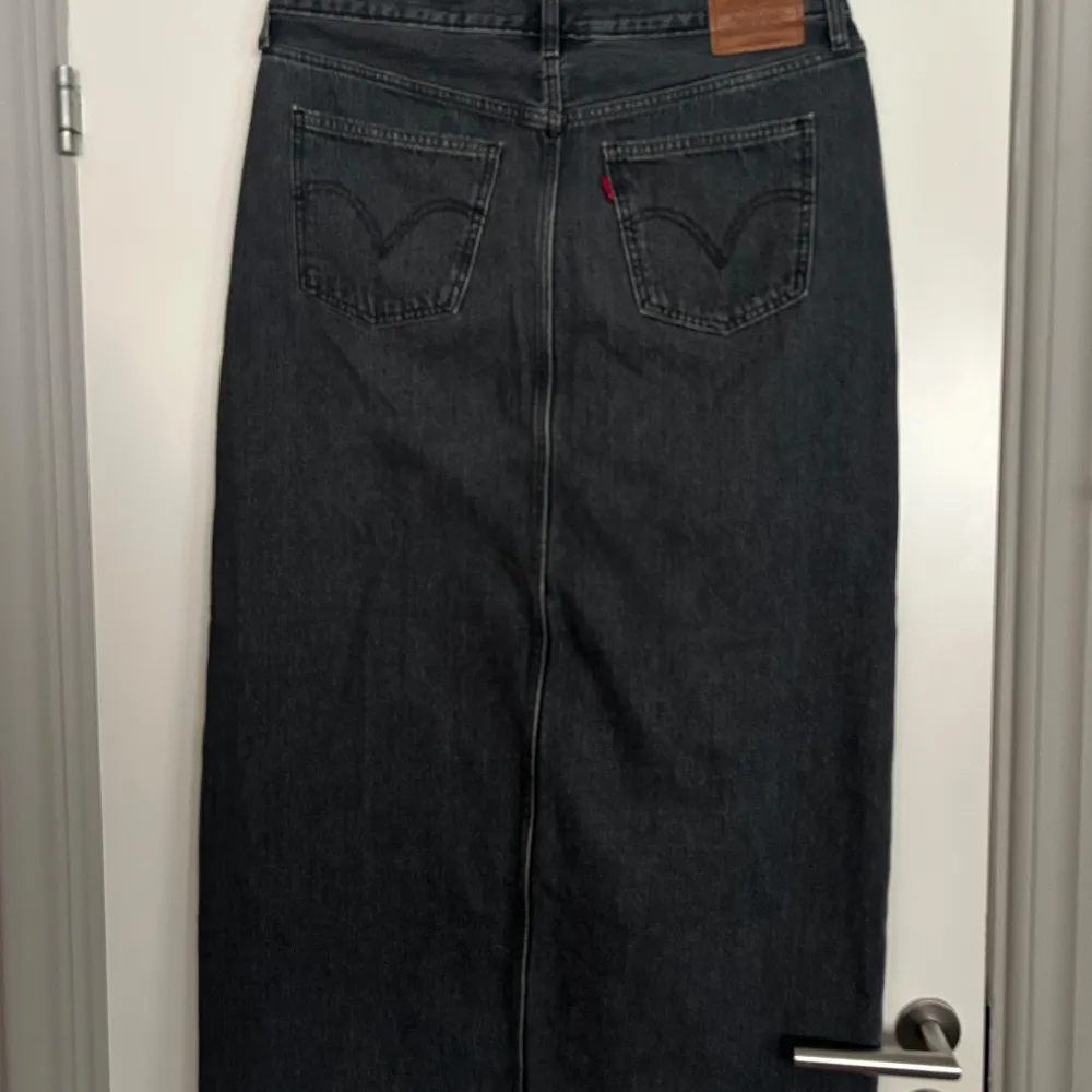 Lång jeanskjol från Levis. Använd en gång så den är i nyskick. Inköpspris 919kr. Stl W30. Hör av dig vid frågor eller fler bilder🩶. Kjolar.