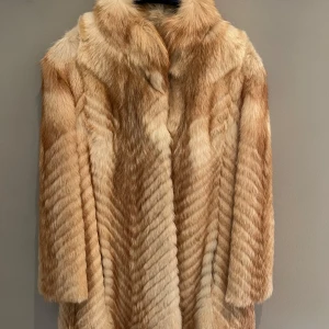 Äkta pälsjacka - En äkta pälsjacka i väldigt bra skick, nästan aldrig använd! För en tydligare beskrivning eller bild på material, skriv☺️