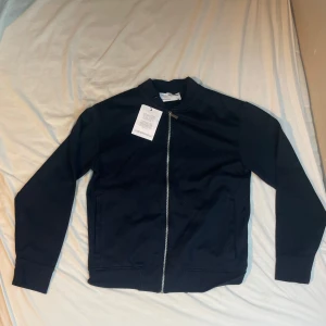 Mörkblå dragkedje tröja - Slected homme mörkblå dragkedje tröja, aldrig använd i nyskick. Nypris: 700kr