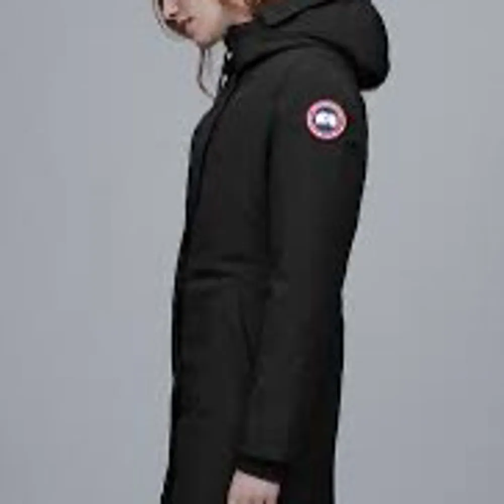 Säljer en svart dunjacka från Canada Goose i storlek XS. Jackan är perfekt för kalla vinterdagar och har en snygg, lång design med huva. Den är i nyskick och har det klassiska Canada Goose-märket på ärmen. Supervarm och stilren! Pris kan diskuteras . Jackor.