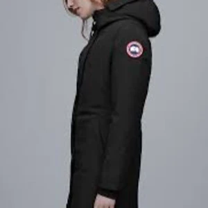 Svart dunjacka från Canada Goose - Säljer en svart dunjacka från Canada Goose i storlek XS. Jackan är perfekt för kalla vinterdagar och har en snygg, lång design med huva. Den är i nyskick och har det klassiska Canada Goose-märket på ärmen. Supervarm och stilren! Pris kan diskuteras 