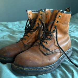 Bruna docs  - Bruna dr martens. Står ingen storlek med uppskattar till 37. Pris går att diskutera 