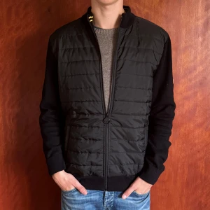 Barbour cardigan - As fet Barbour cardigan, storlek L men passar även M. Mycket bra skick, 9,5/10. Nypris är 2199 kr. Personen på bilden är 1,86. Skriv gärna om du undrar något!