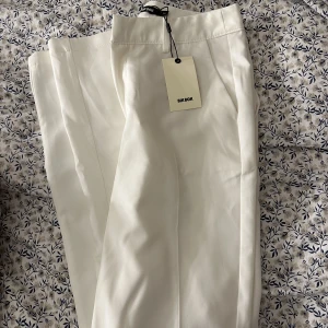 Vita kostymbyxor  - Vita oanvända kostymbyxor ifrån bikbok, i modellen Vilma 