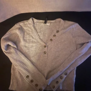 Grå topp - Säljer denna jätte fina gråa toppen då den inte passar mig längre. 